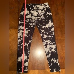 Women’s Black & White Flirtitude Active Leggings (Size: L)